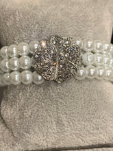 Load image into Gallery viewer, Pearl and Crystal bracelet
